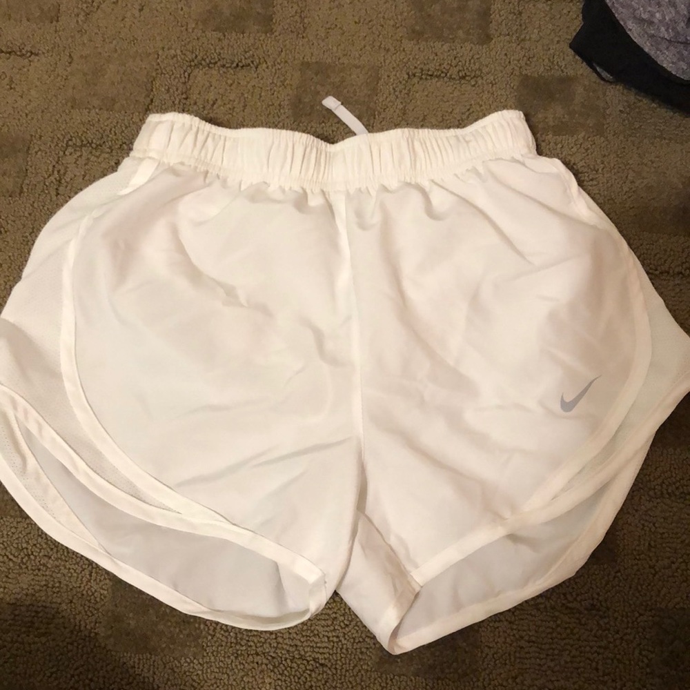 WHITE NIKE SHORTS SIZE SMALL